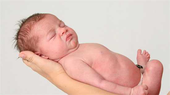 探索宝宝吃手背的因：20天大的宝宝何开始吃手手？