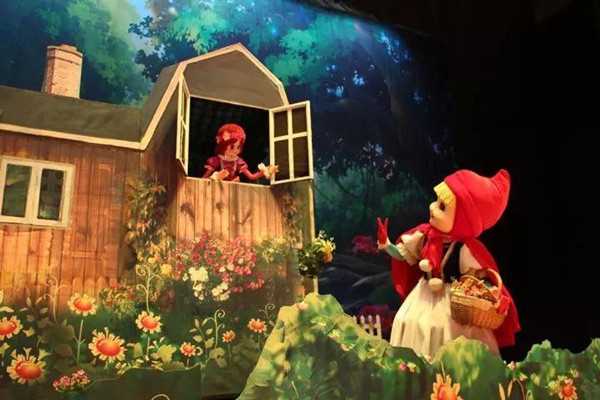 童话故事：小红帽的故事文字版